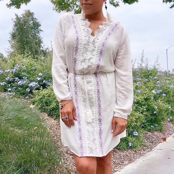 White v-neck shift dress w/embroidered detail - Picture 7 of 8